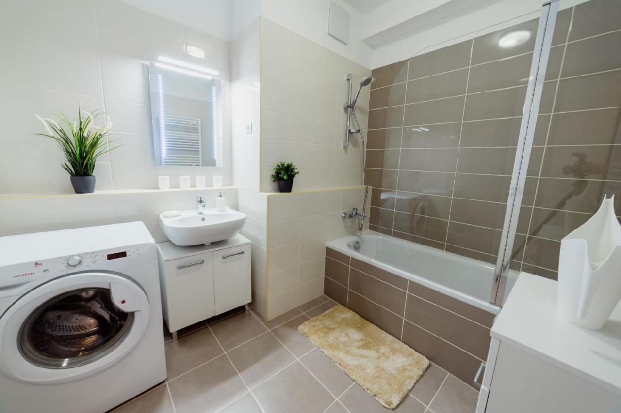 Apartamento Corvin Promenade With Free Parking Budapest Exterior foto